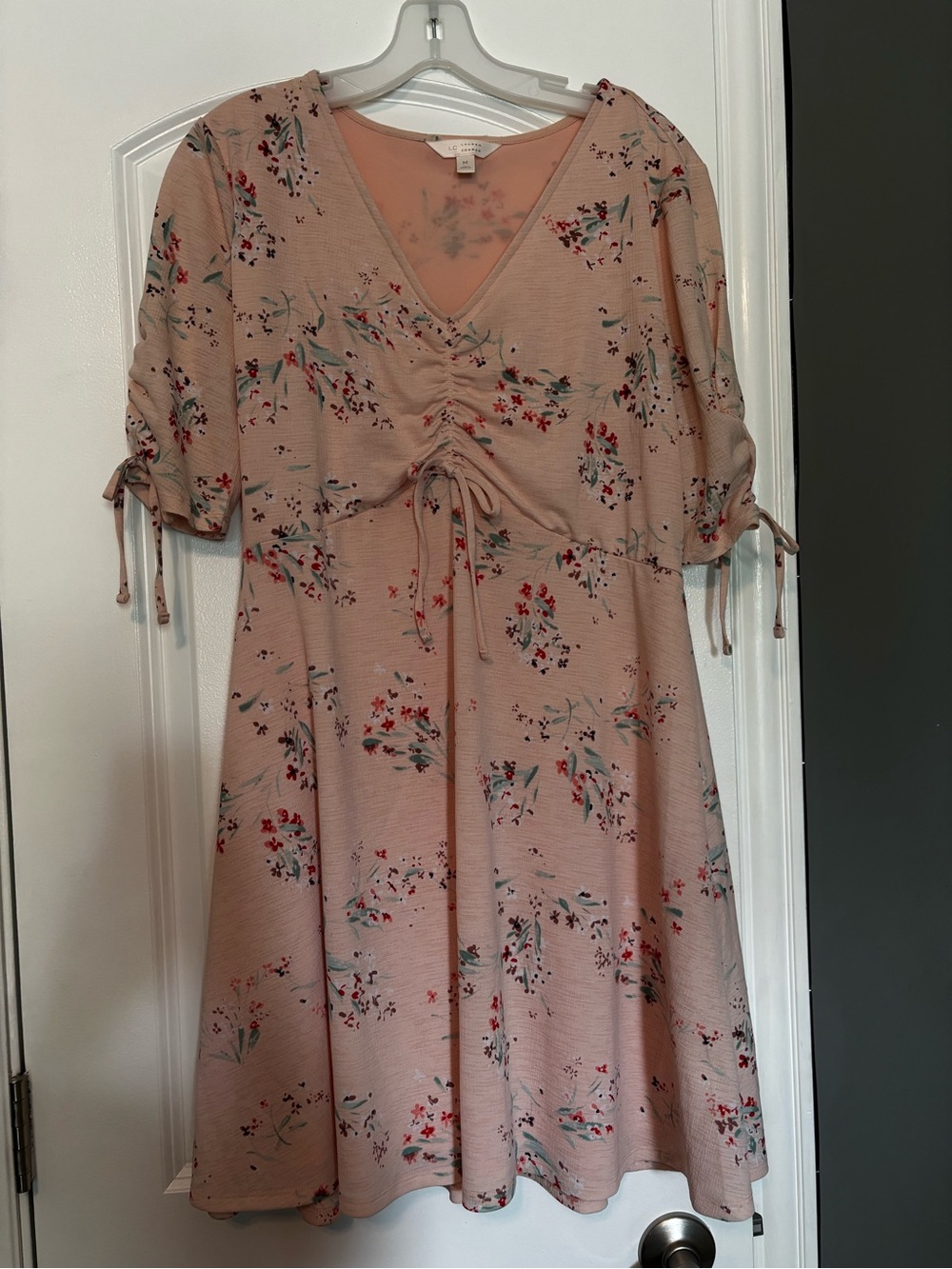 Lauren Conrad Casual V-Neck Floral Tie-Waist Dress in Blush Pink Medium